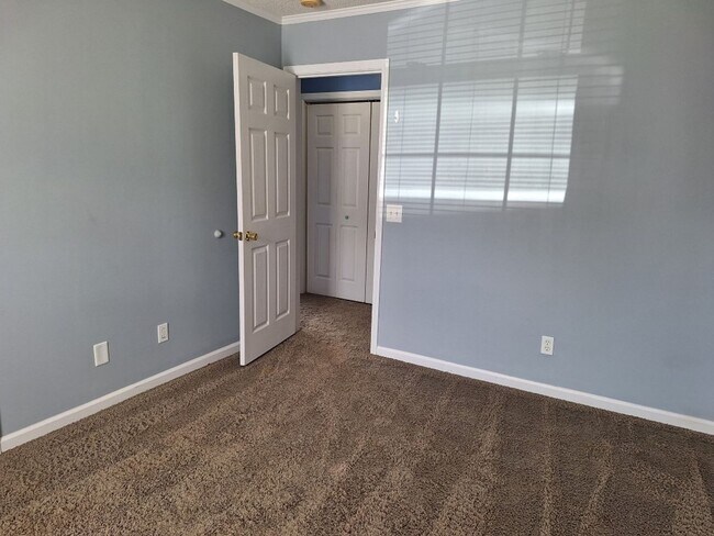 Building Photo - HOLIDAY MOVE IN SPECIAL. $500.00 OFF OF TH...