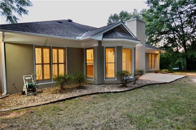 Building Photo - 911 Oakwood Dr