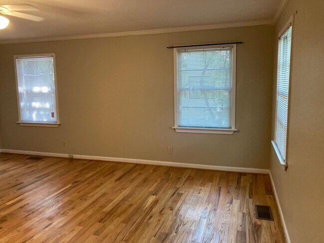 Building Photo - 403 E Samford Ave