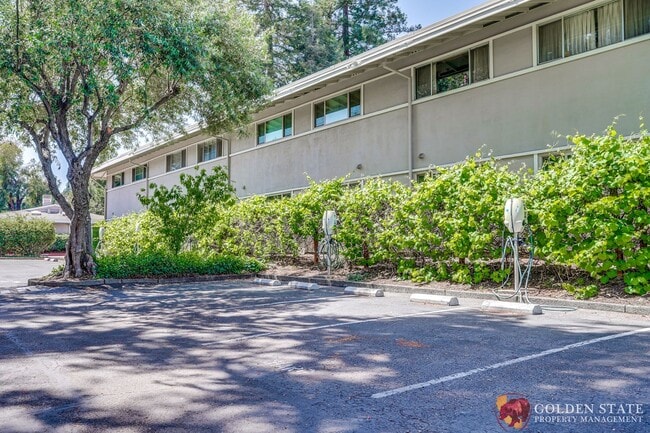 Building Photo - Updated 1 Bedroom Condo with Oversized Private Patio in Prime Mountain View Location