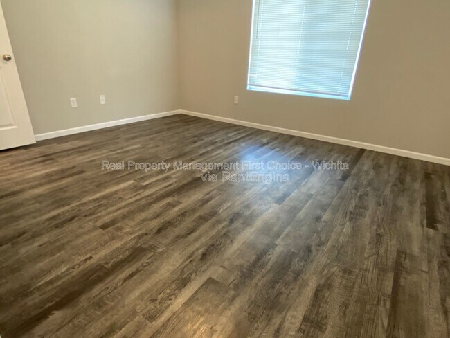 Building Photo - 412 S Longbranch Dr