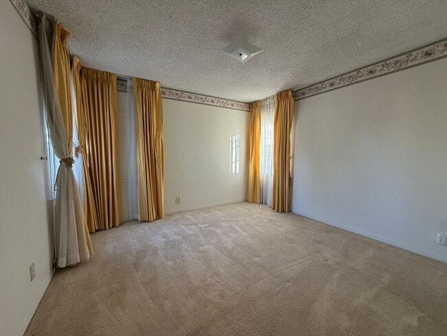 Building Photo - Charming 3BR/1.5BA Home with Cozy Fireplace