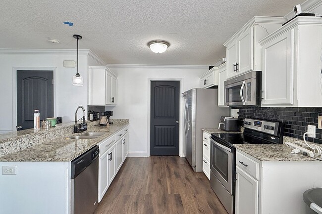 Building Photo - AVAILABLE NOW! (Small Pets Preferred) | $500 RENT CREDIT