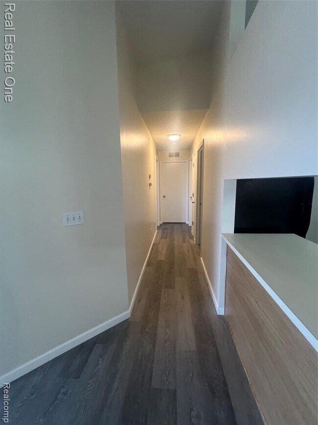 Building Photo - 15815 Lakeside Dr