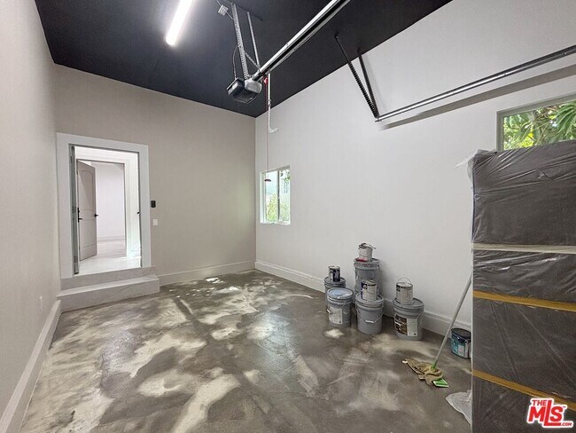 Building Photo - 713 Devirian Pl