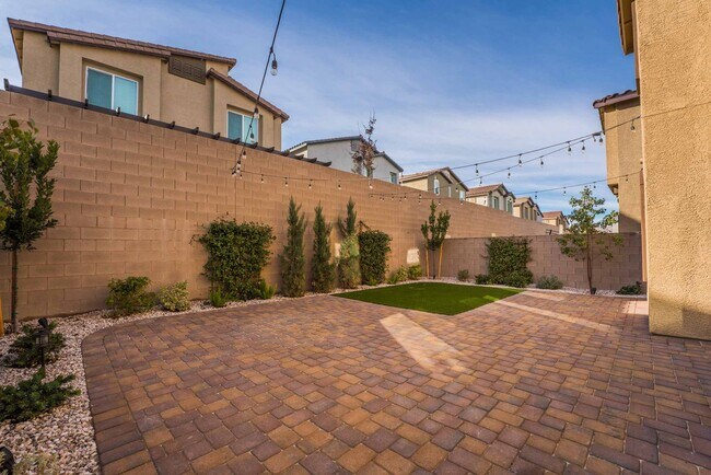 Building Photo - Stunning 5 Bedroom home in Henderson!