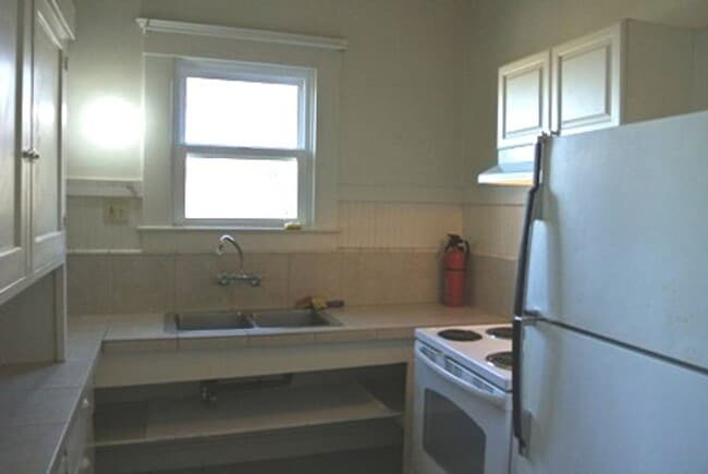 Building Photo - Charming Craftsman-Style 2BD/1BA Duplex – ...