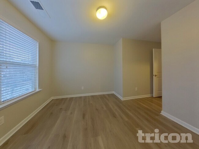 Building Photo - 3333 Lowland Dr