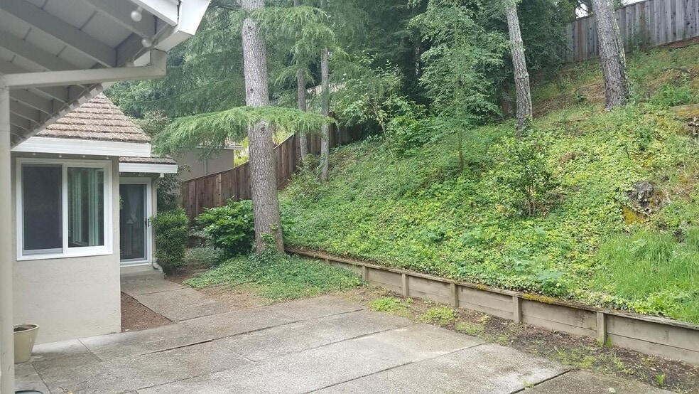 Building Photo - Spacious updated 3BR home with deck & chef’s Kitchen