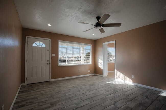 Building Photo - Cute 3 bedroom, 1 Bath Home on a large corner lot