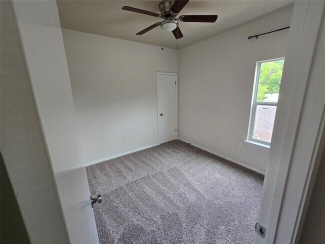 Building Photo - 1604 Singleton Ave
