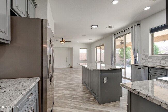 Building Photo - 2237 W Bonanza Ln