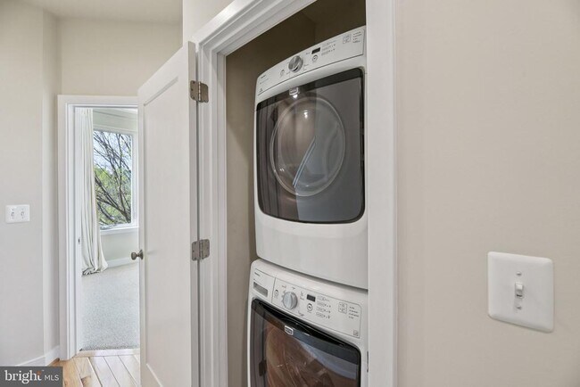 Building Photo - 5627 45th Ave