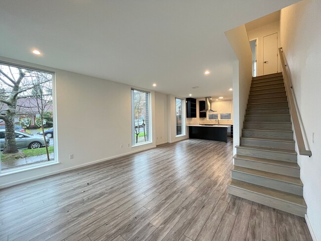 Building Photo - Beautiful 2Bed + 2.5Bath Modern Home Locat...