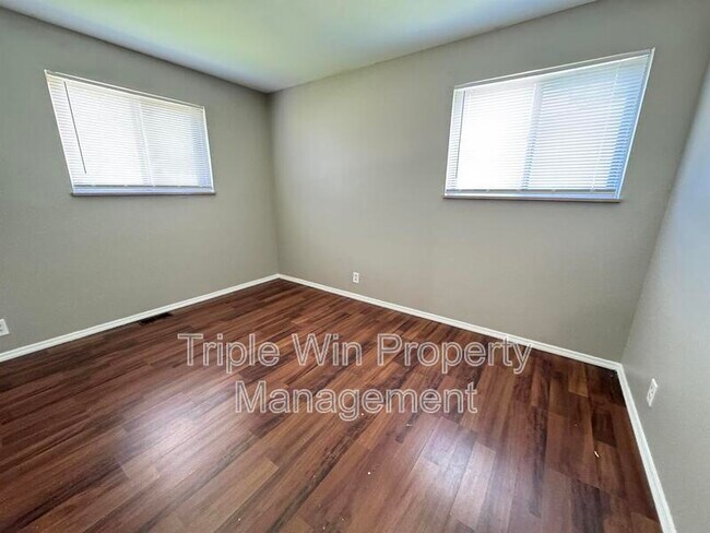 Building Photo - 730 Crabapple Ln