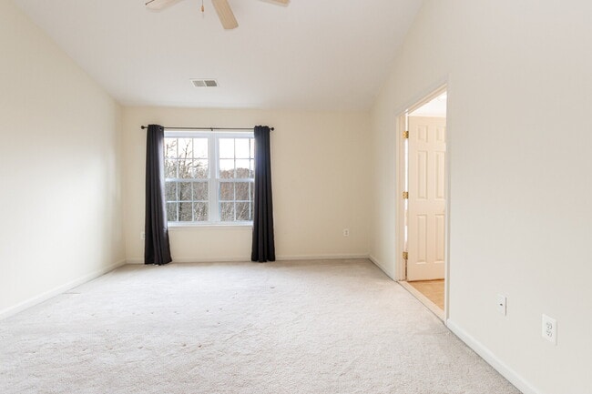 Building Photo - Well-maintained interior row townhouse in the desirable Dogwoods community near Quantico.