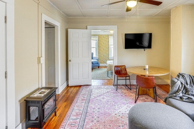 Building Photo - Renovated 2 Bedroom + Den w/ Private Garden Access