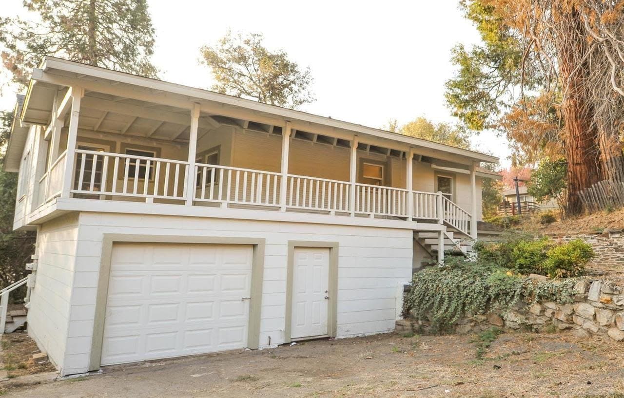 Garage space available to rent - 89 Elm St