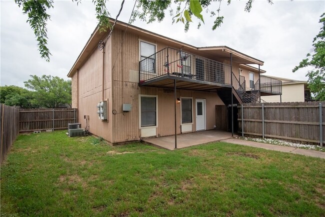 Building Photo - 1902 Woodsman Dr