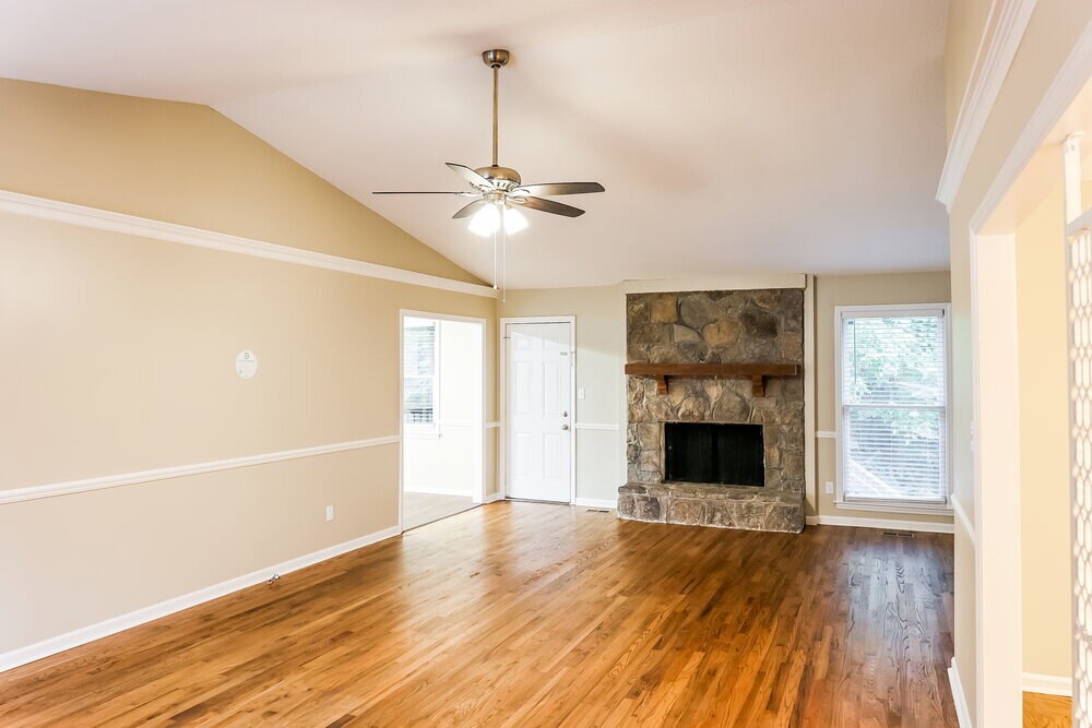 Building Photo - 800 Dunwoody Ln