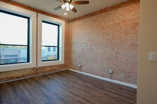 Building Photo - 210 E Washington Ave