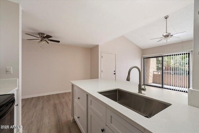 Building Photo - 8055 E Thomas Rd