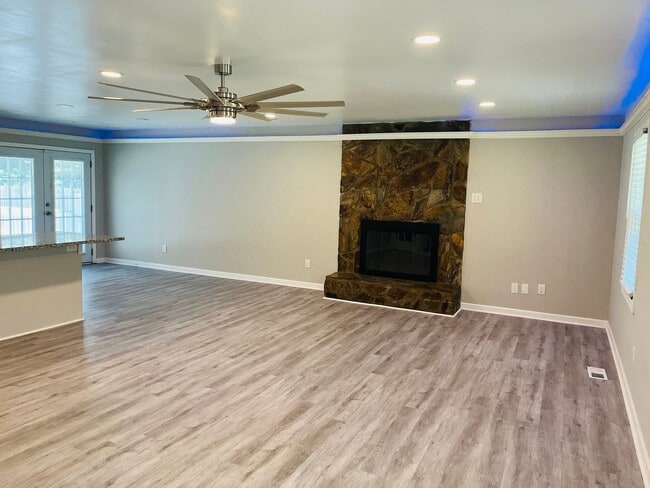 Building Photo - Beautiful 3 bedroom, 3 bathroom with large...