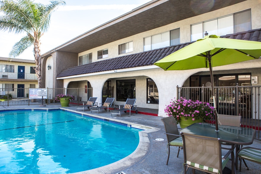 Park Terrace 6425 Reseda Blvd Reseda CA 91335 Apartment Finder