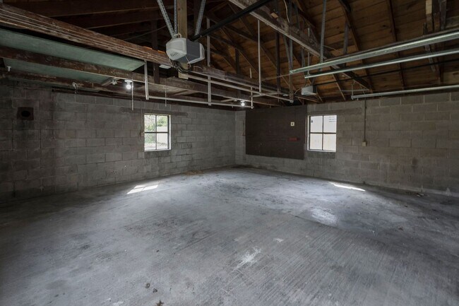 Building Photo - 2220 Auburn Dr