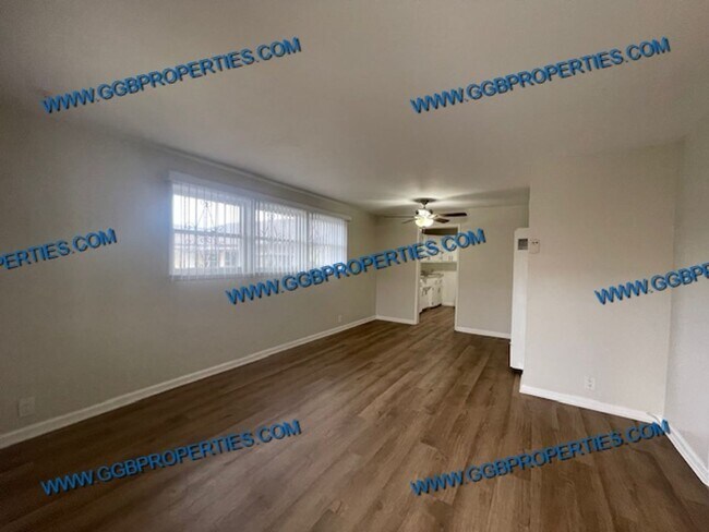 Building Photo - Rent Ready / / Charming 3 Bedoom Home with...
