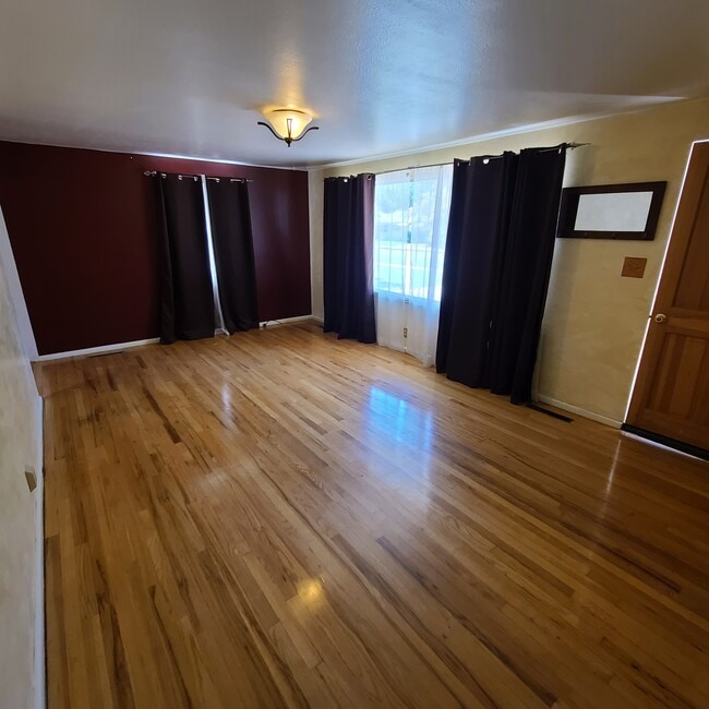 Building Photo - 1260 Pinyon Ave