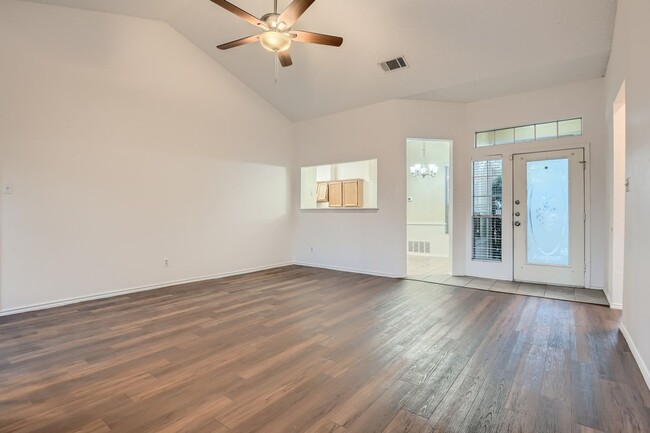 Building Photo - Beautiful 3/2 on Greenbelt (Inquire for Av...