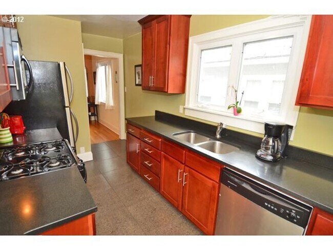 Building Photo - Darling Condo in heart of Hawthorne