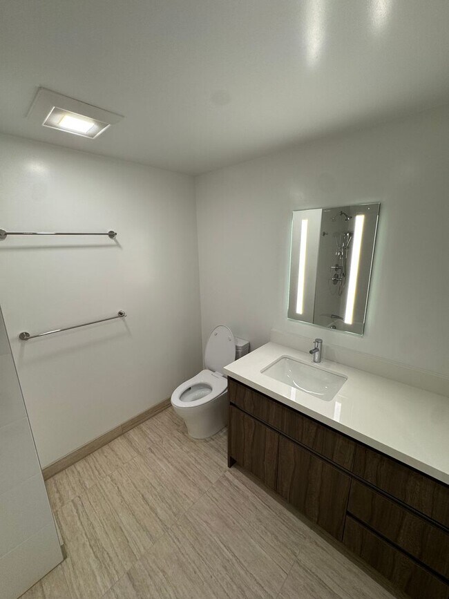 Building Photo - Ready to Move in Brand New Condo! First Time Renting! 3 Bed/2 Bath/2 Parking at The Park on Ke‘ea...