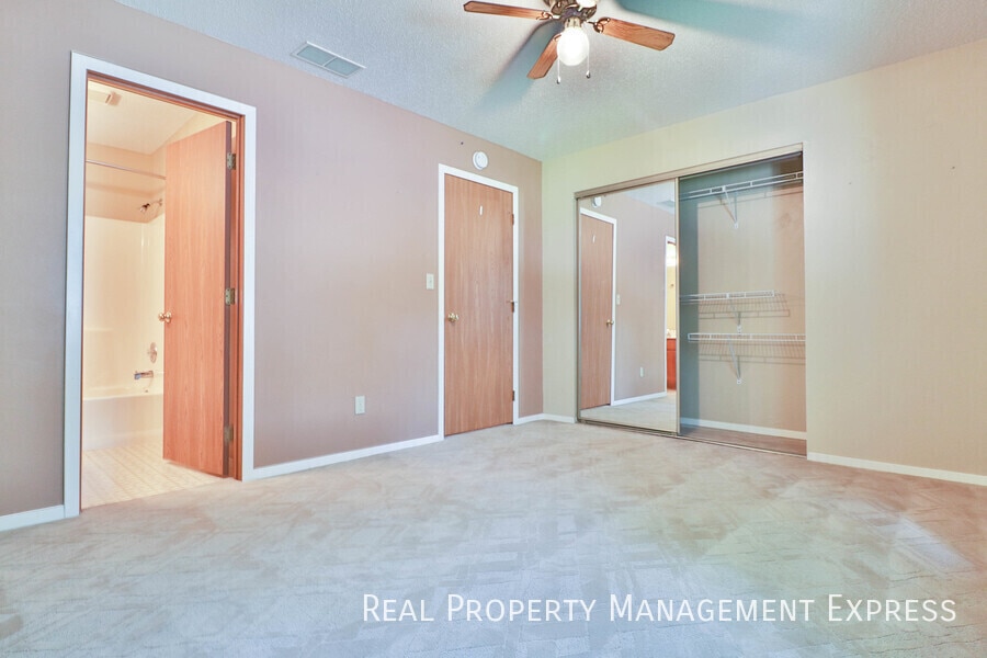 Building Photo - Lovely 2 Bedroom 2.5 Bathroom Townhome