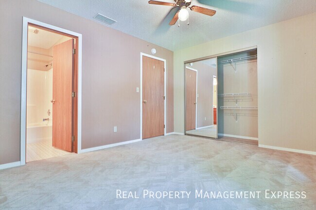 Building Photo - Lovely 2 Bedroom 2.5 Bathroom Townhome