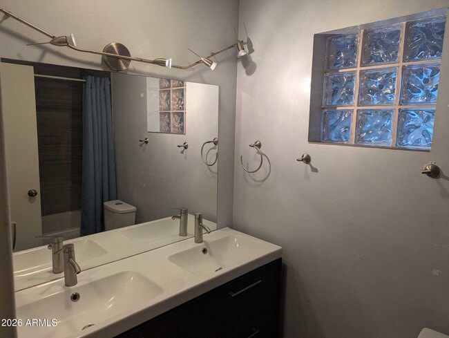 Building Photo - 717 E Granada Dr