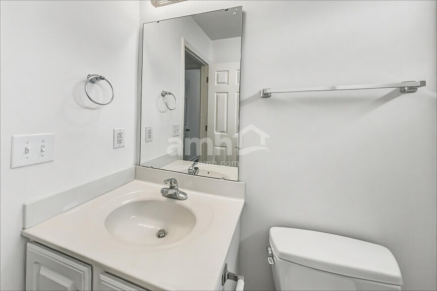 Building Photo - 611 Blue Lake Dr