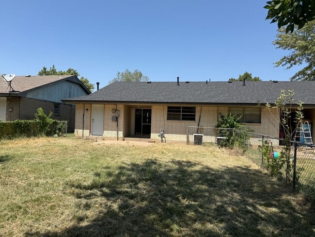 Building Photo - 704 Ashley Dr