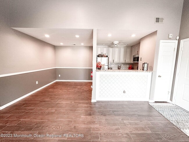 Building Photo - 2 Basset Ct