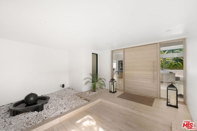 Building Photo - 2048 N Beverly Dr