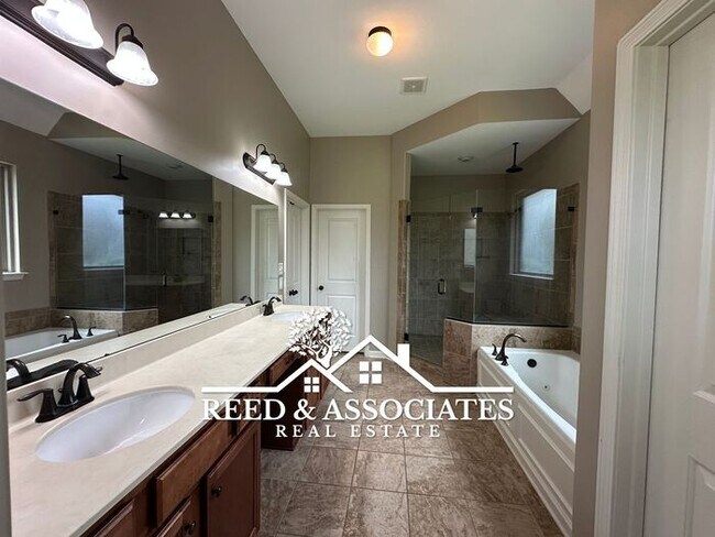 Building Photo - Luxurious Bartlett Home. ZONED Bartlett School Districts! DON'T MISS OUT!