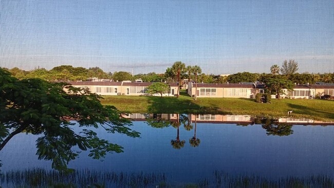 Building Photo - 154 Lake Meryl Dr