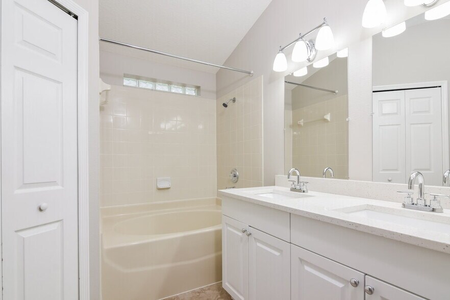 Building Photo - 6514 Summer Cove Dr