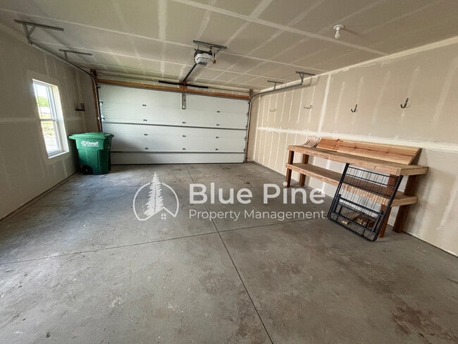 Building Photo - 5133 Beach Dr