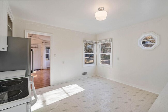 Building Photo - Adorable 2-bdrm/1-bath mid-century modern. Private backyard, sauna, washer/dryer, & more!