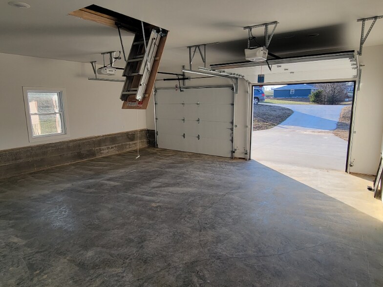 Building Photo - 504 Brian St