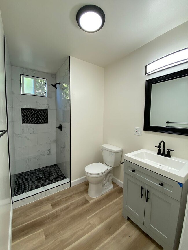 Building Photo - 1645 W Adams Blvd