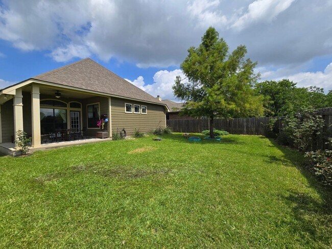 Building Photo - College Station - 3 bedroom / 2 bath- 2 car garage - fenced in back yard home in Creek Meadows