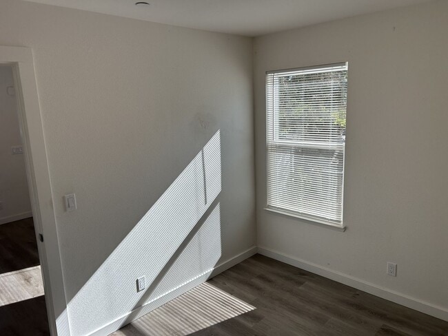 Building Photo - Super Cute 1 Bedroom, 1 Bath West Petaluma...